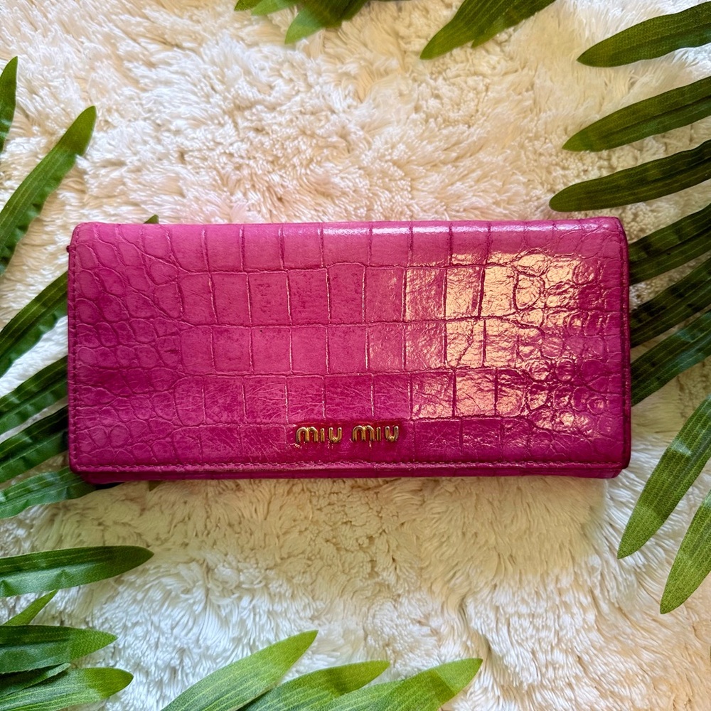 IN BOX! MIU MIU ๐ฉท Vibrant Pink Continental Italian Croc Leather Long Snap Wallet - Picture 3 of 14
